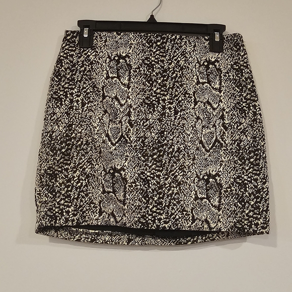 Peppermint Snake Skin Textured Pencil Skirt - Picture 1 of 2